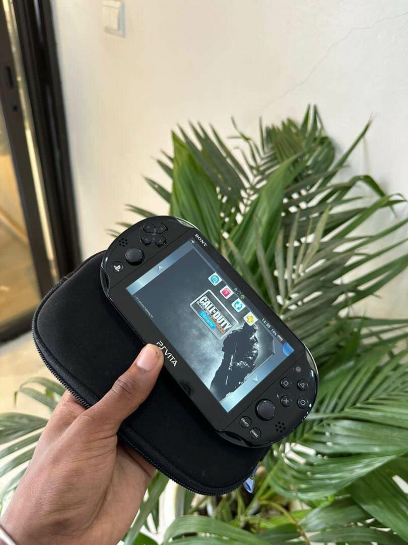 PS vita slim craquée +20 jeux