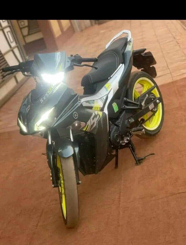 Yamaha Moto GP 125cc noir et vert