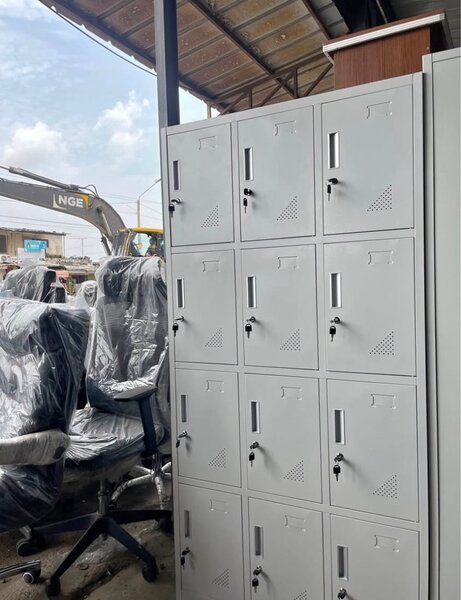 Armoire métallique avec serrure