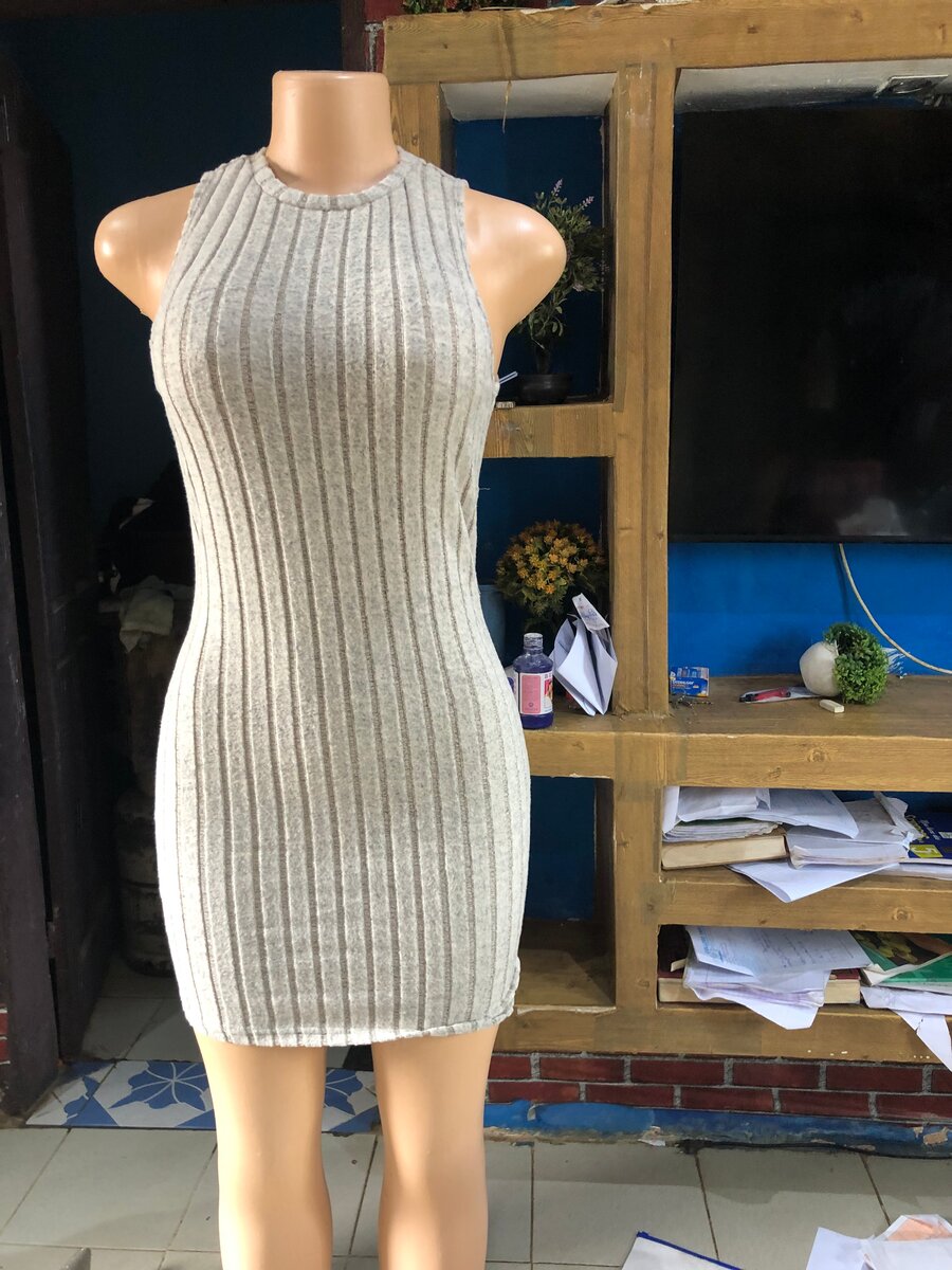 Robe moulante sans manches