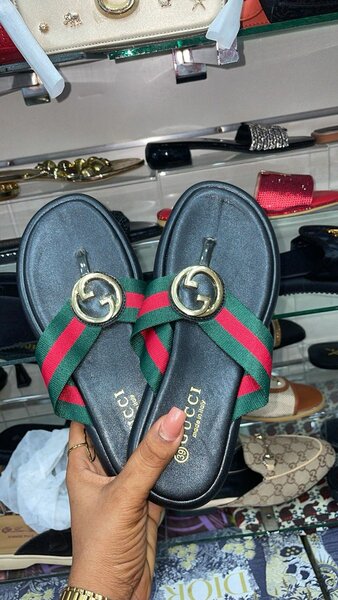 Tongs élégantes Gucci femme