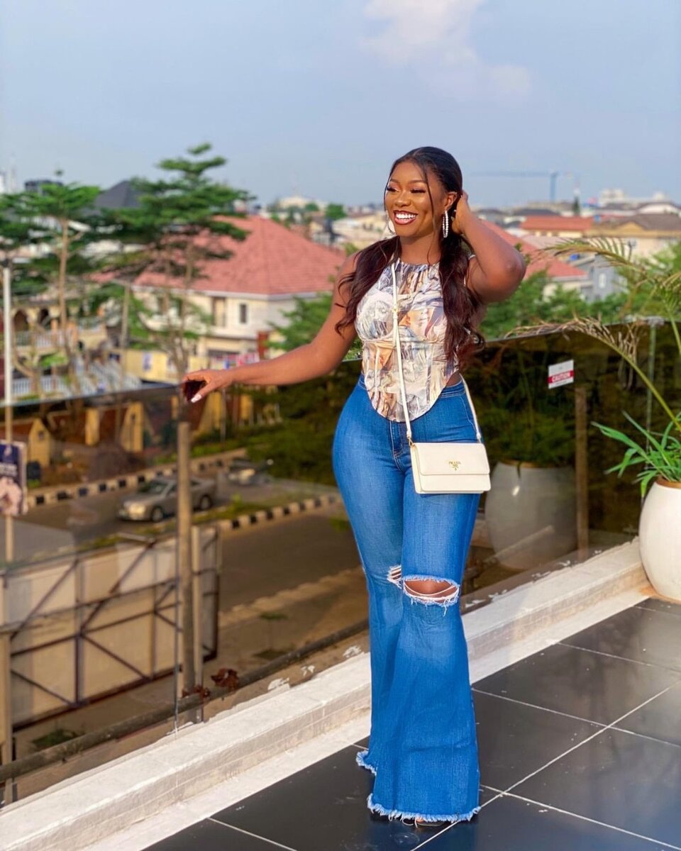 Jeans évasés déchirés tendance femme