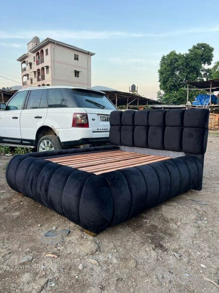 Lit design capitonné