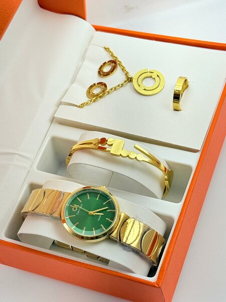 Montre et bijoux dorés élégants