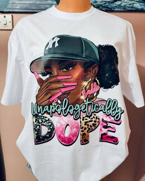 T-shirt femme graphique 'Unapologetically Dope'