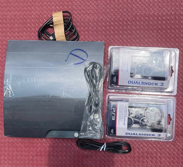 PS3 slim + 20 jeux + 2manettes