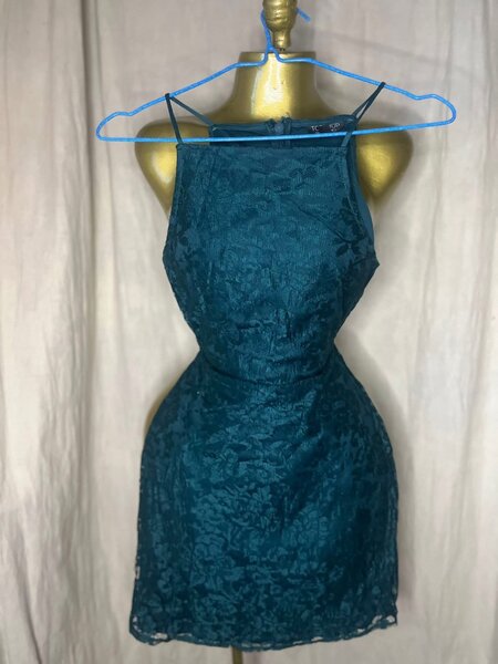 Robe en dentelle émeraude