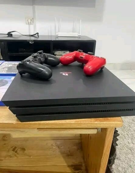 Console PS4 Slim avec 5 jeux et 2 manettes