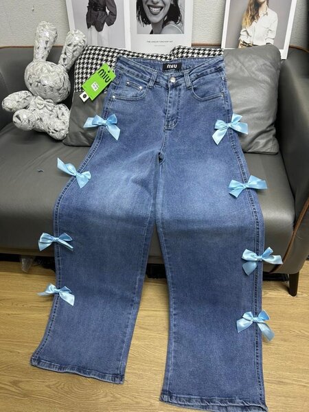 Jeans avec nœuds bleus