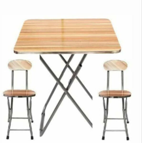 Table et chaises pliantes en bois