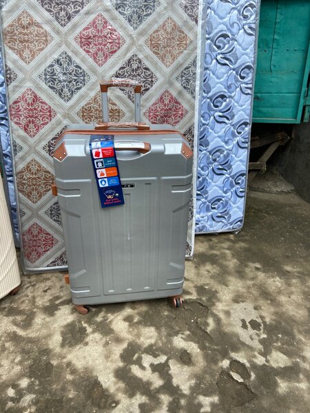 Valise rigide  grise de 35kg