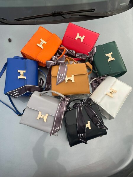 Sac à main élégant H avec foulard