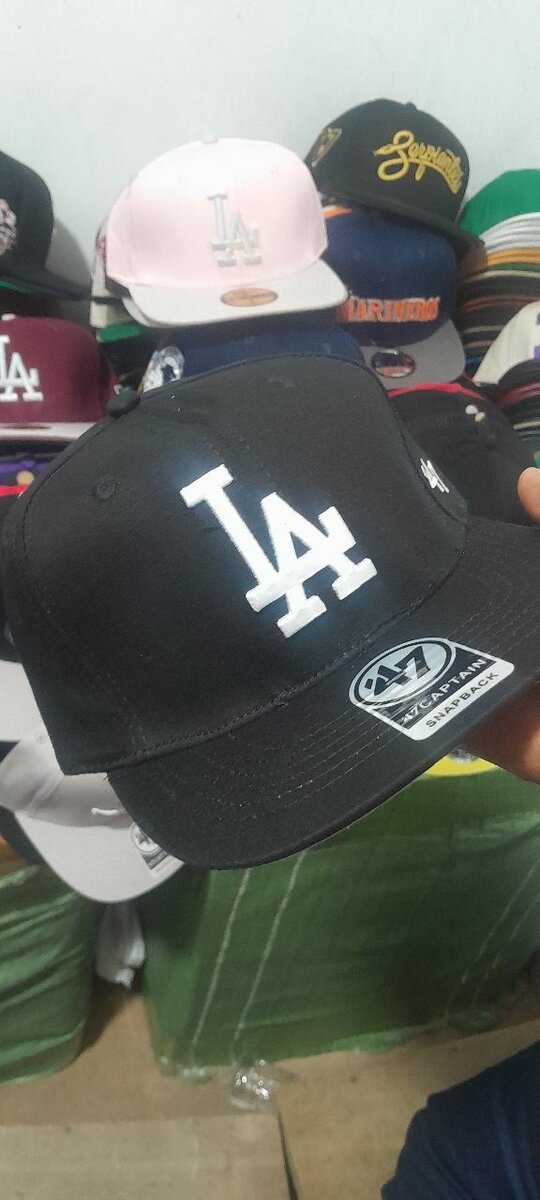 Casquette brodée noire LA