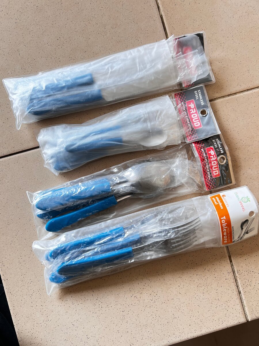 Ensemble de couverts bleus