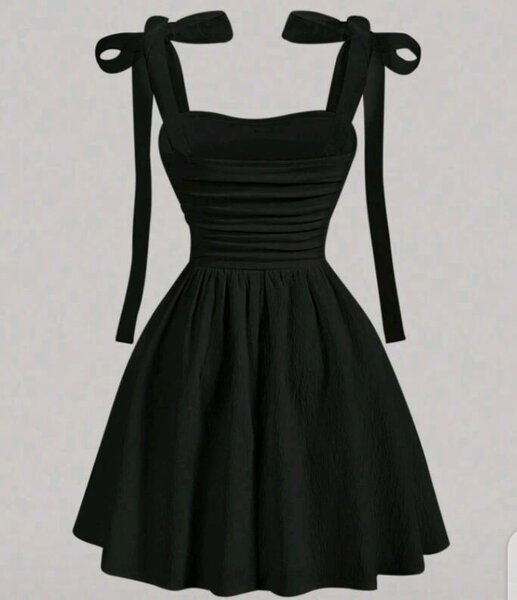 Robe noire élégante à bretelles