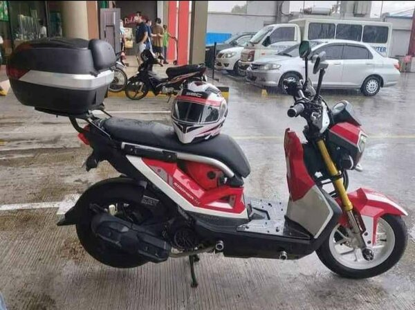 Scooter Kymco noir/rouge