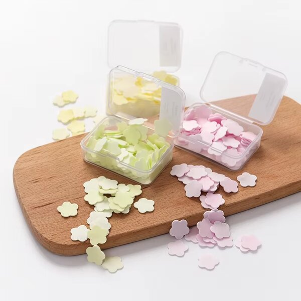 Confettis floraux décoratifs