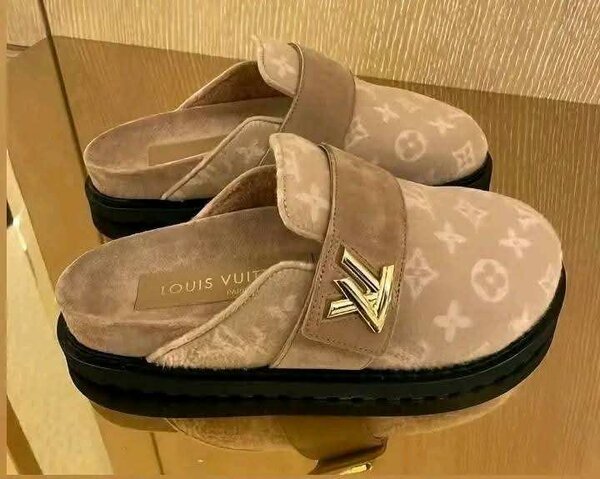 Mules Louis Vuitton en cuir marron