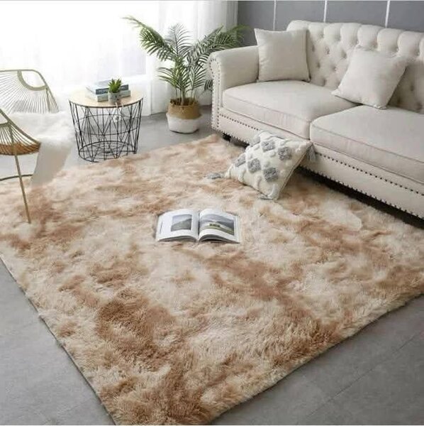 Tapis en fourrure beige pour salon