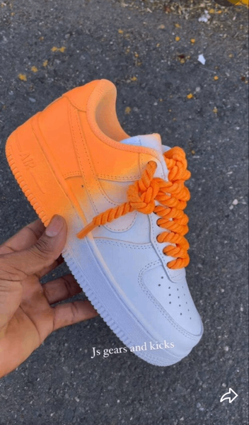 Chaussures blanches et orange