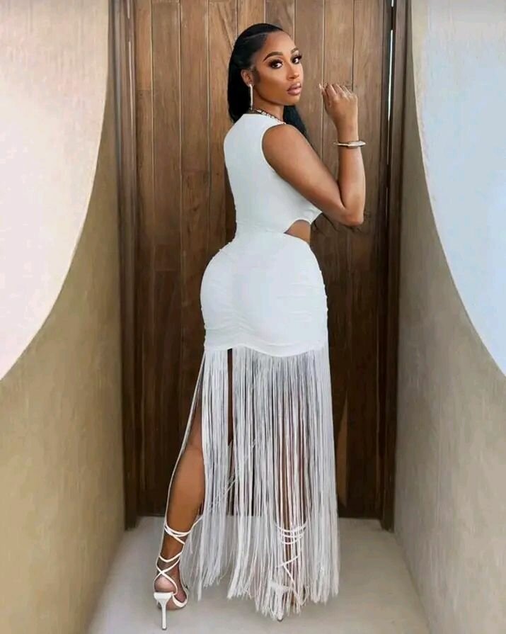 Robe blanche frangé élégante