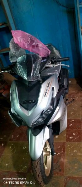 Moto sportive moderne argentée