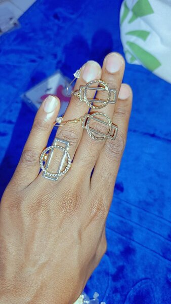 Bagues élégantes en métal doré