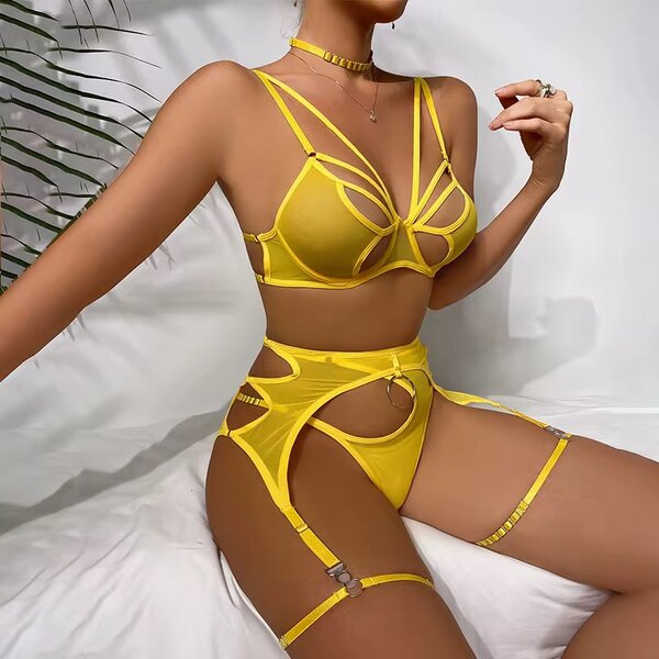 Ensemble lingerie jaune audacieuse