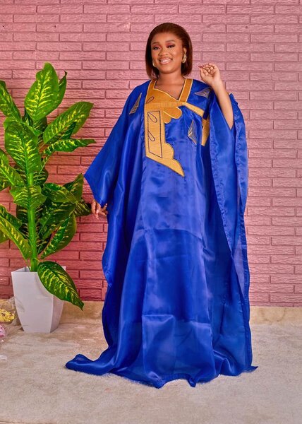 Caftan bleu brodé élégant