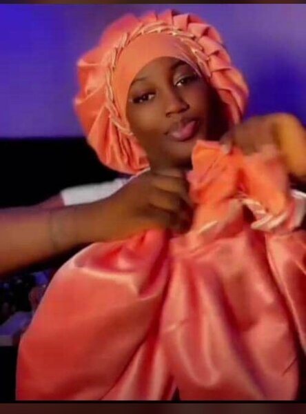 Bonnet en satin ajustable