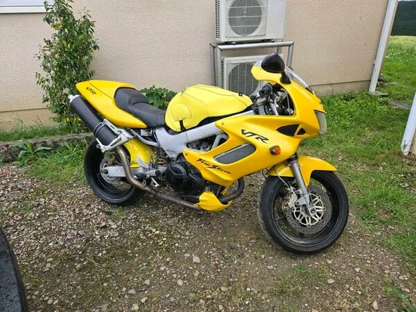 Moto de sport VFR jaune