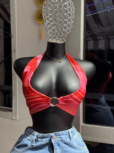 Top dos nu rouge élégant
