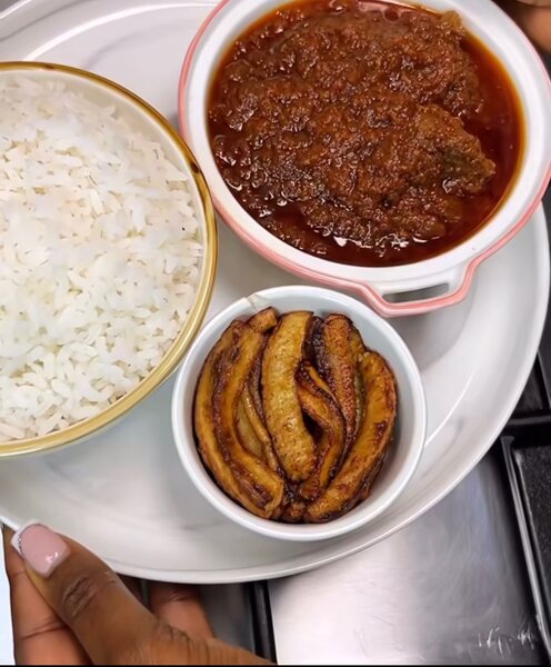White rice and tomatoes stew