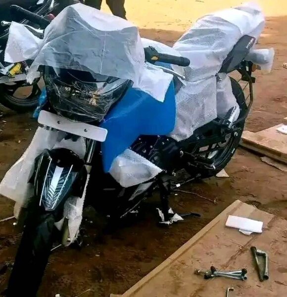 Moto Yamaha neu sous plastique