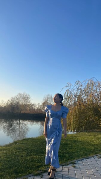 Голубое платье