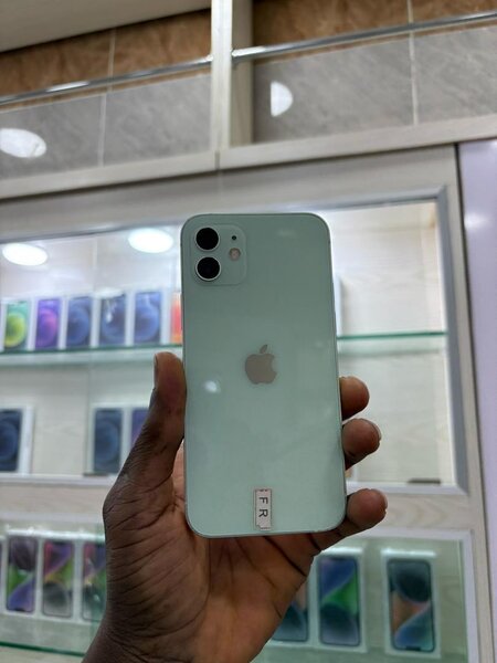 iPhone 12 simple 64giga très très propre Batterie : 87%