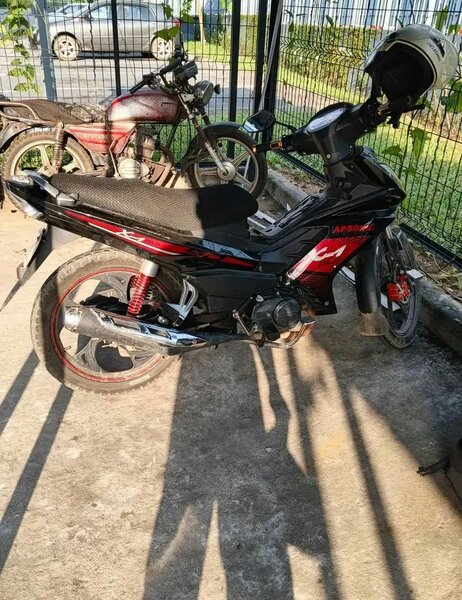 Moto Suzuki rouge et noir