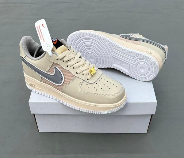Chaussures Nike Air Force beige