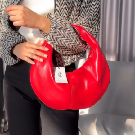 Яркая сумочка от Stradivarius красная