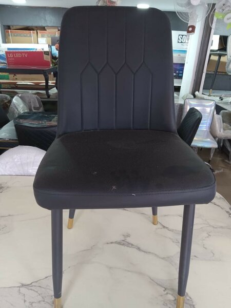 Chaise moderne rembourrée élégante