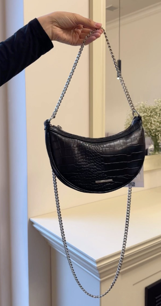 Маленькая черная сумочка от BERSHKA