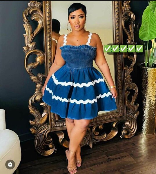 Très belle robe en jeans en soldes