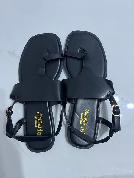 Sandales noires en cuir