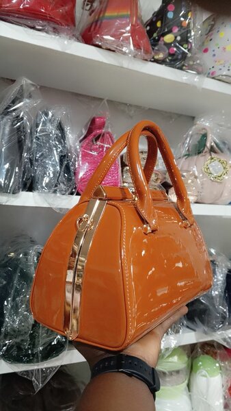 Sac à main verni élégant