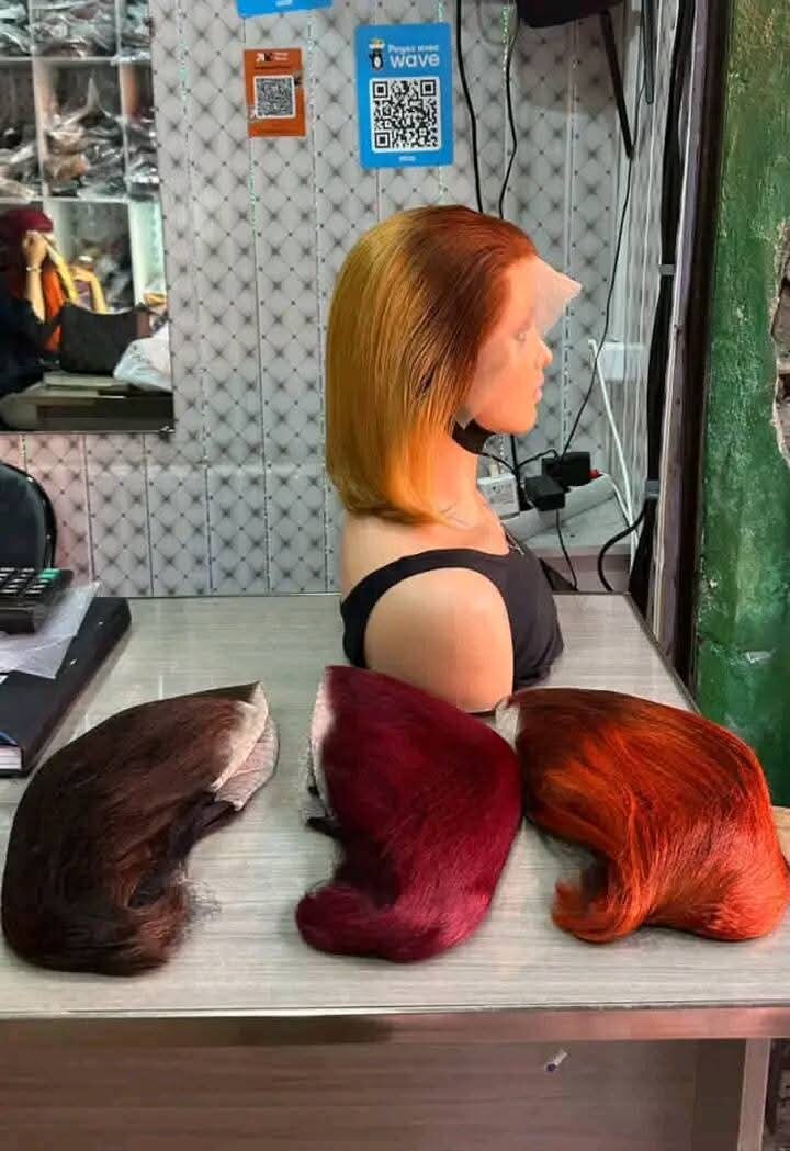 Perruques colorées en dentelle