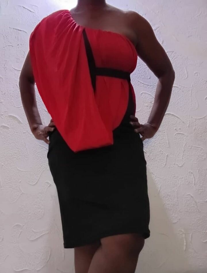 Robe asymétrique rouge et noire