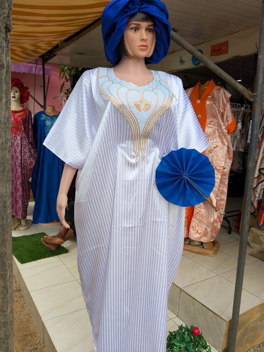 Boubou avec coiffe et éventail