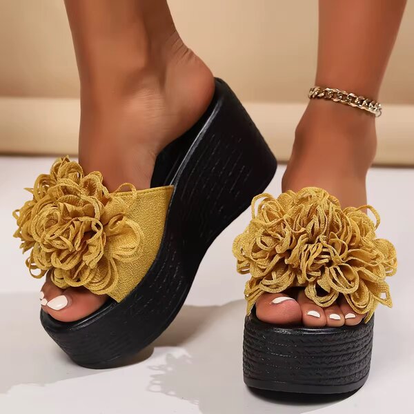 Sandales à talons compensés fleurs