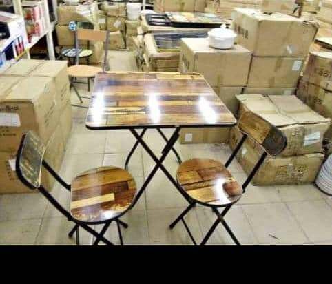 Table et chaises en bois