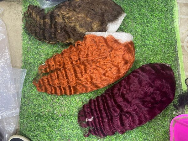 Perruques bouclées colorées